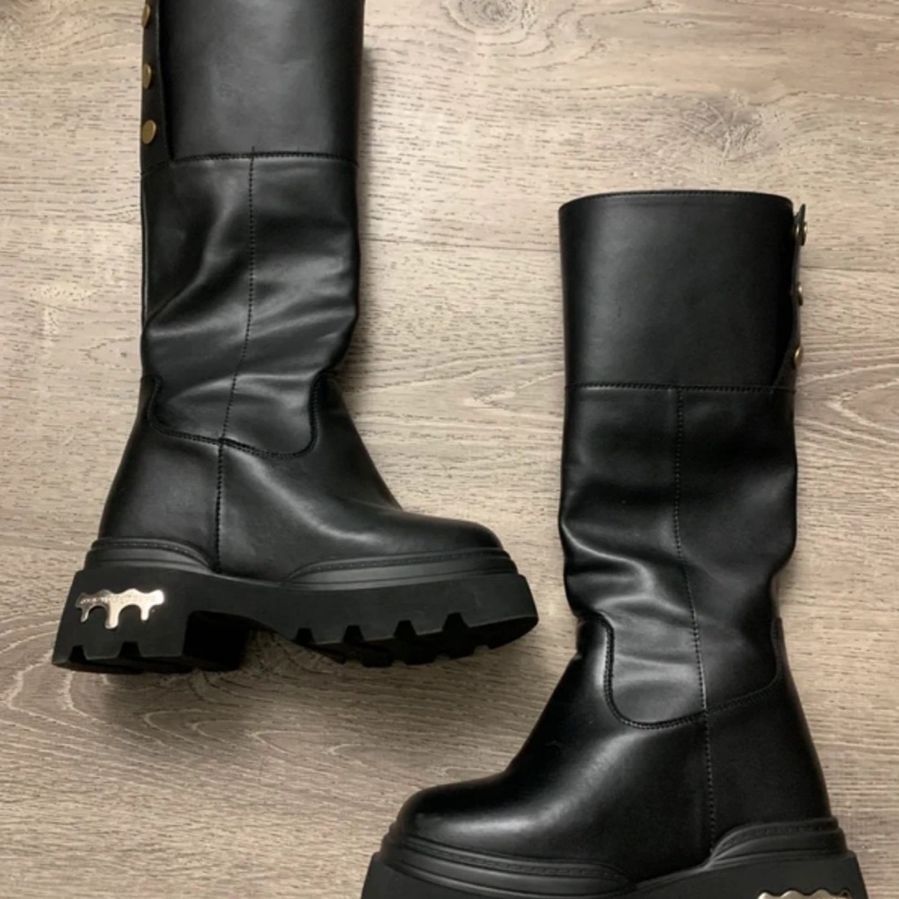 Sleek Black Heeled Boots